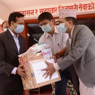चौधरी फाउन्डेसनद्वारा ८ वटा भेन्टिलेटर हस्तान्तरण